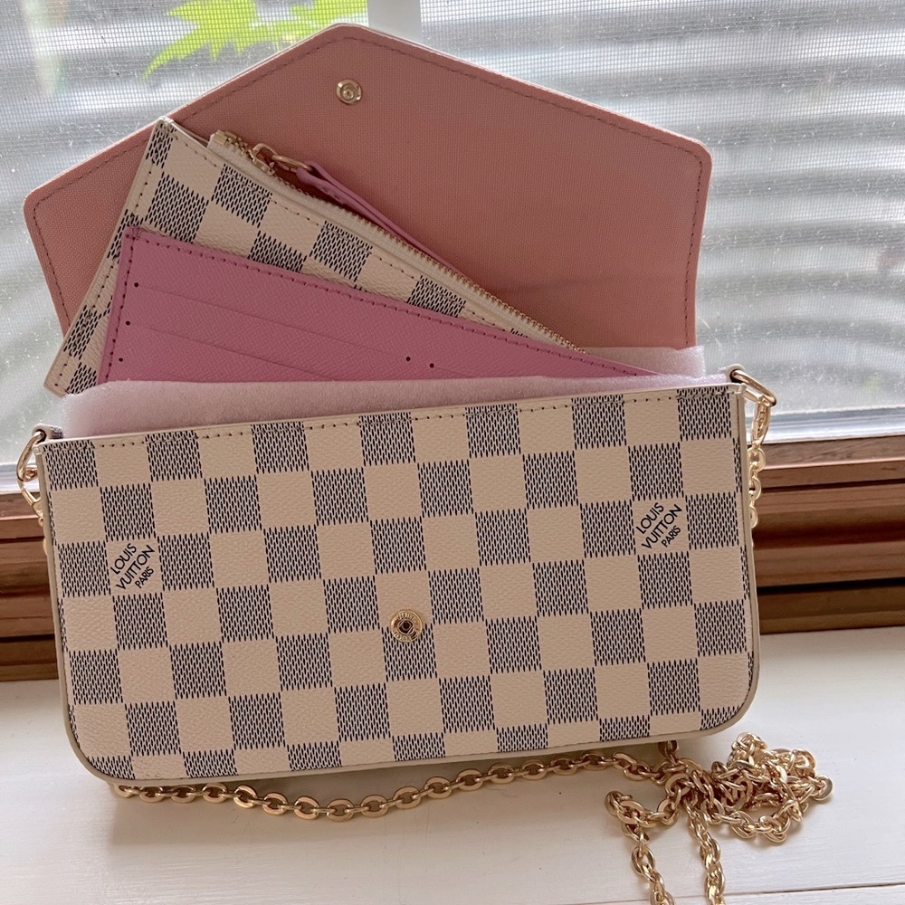 Beautiful Félicie Pochette in gray and white signature colors.